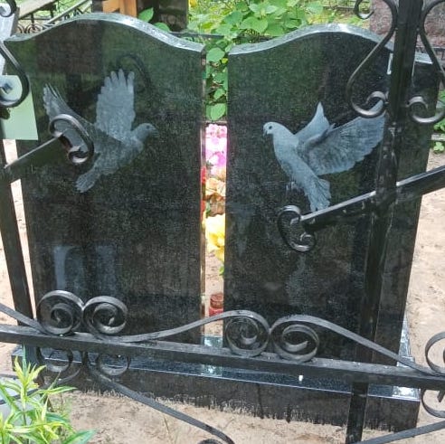 Летящий белый голубь – художественная гравировка на памятнике из гранита