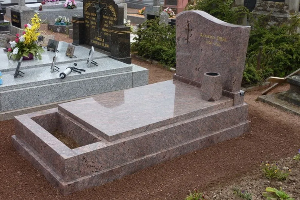 Памятник из Индийского камня