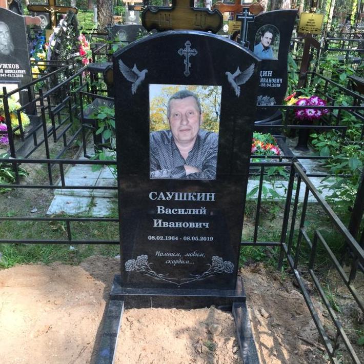 Белый голубь с расправленными крыльями – гравировка на памятнике из гранита