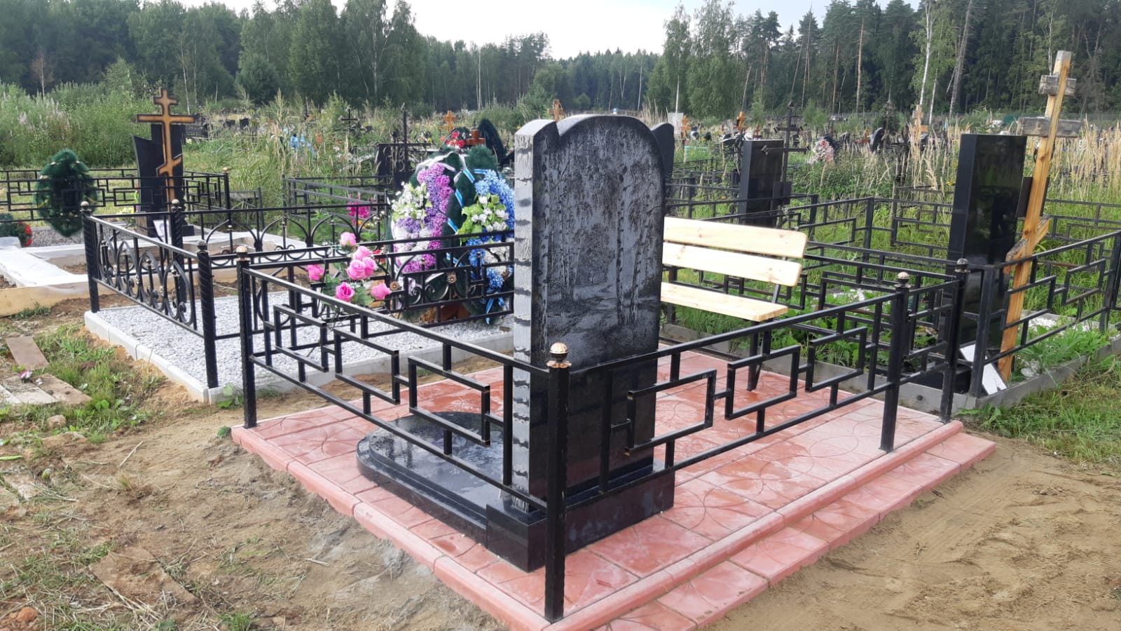 Красный бетонный бордюр на могилу 60102