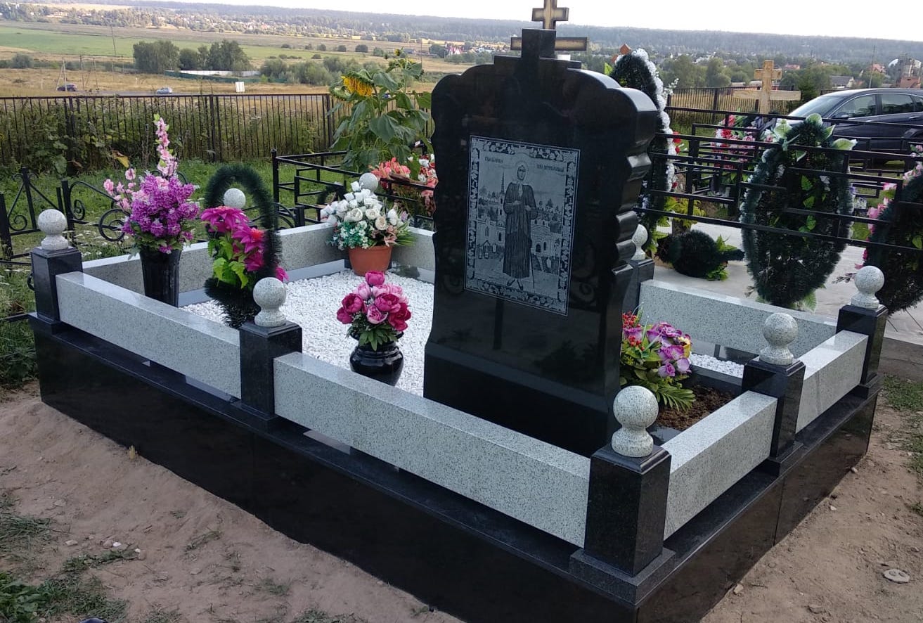 Цоколь с полосами гранитный на могилу 22109