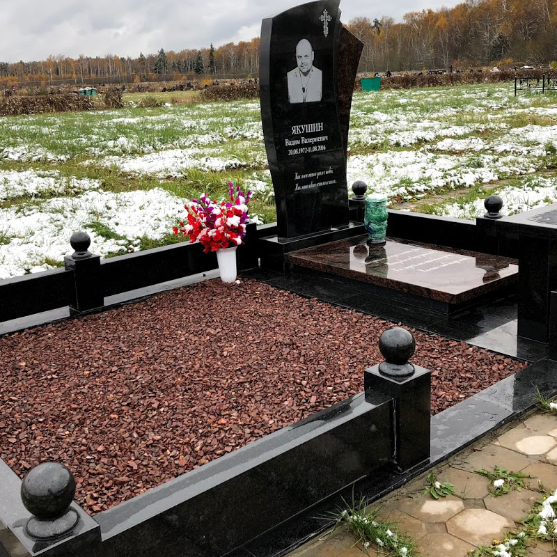 Цоколь с полосами гранитный на могилу 22109