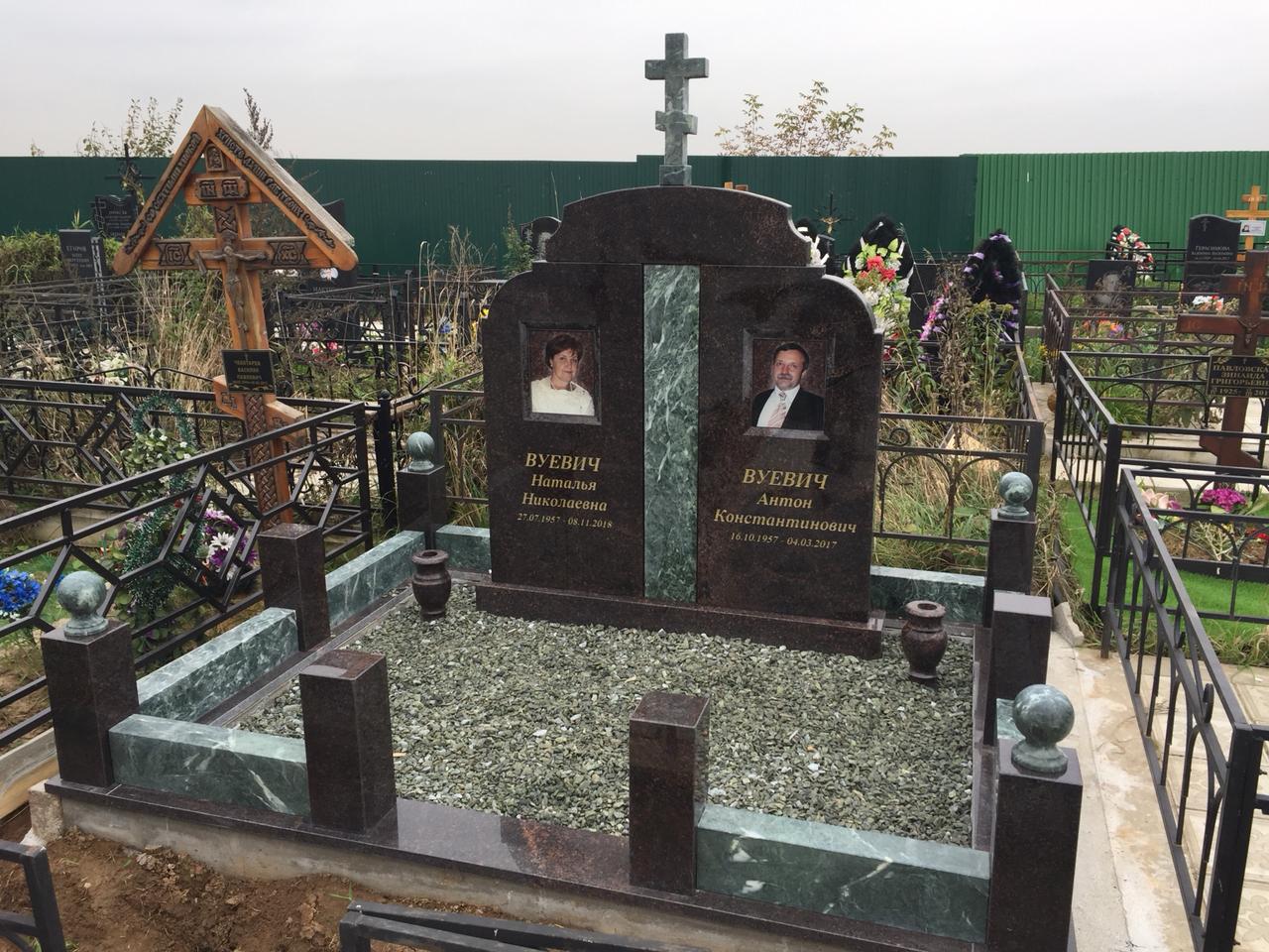 Цоколь на могилу с шарами 22111