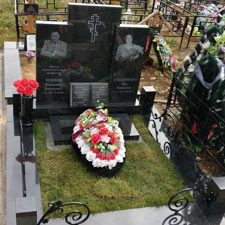 Семейный гранитный комплекс из трех стел 18843