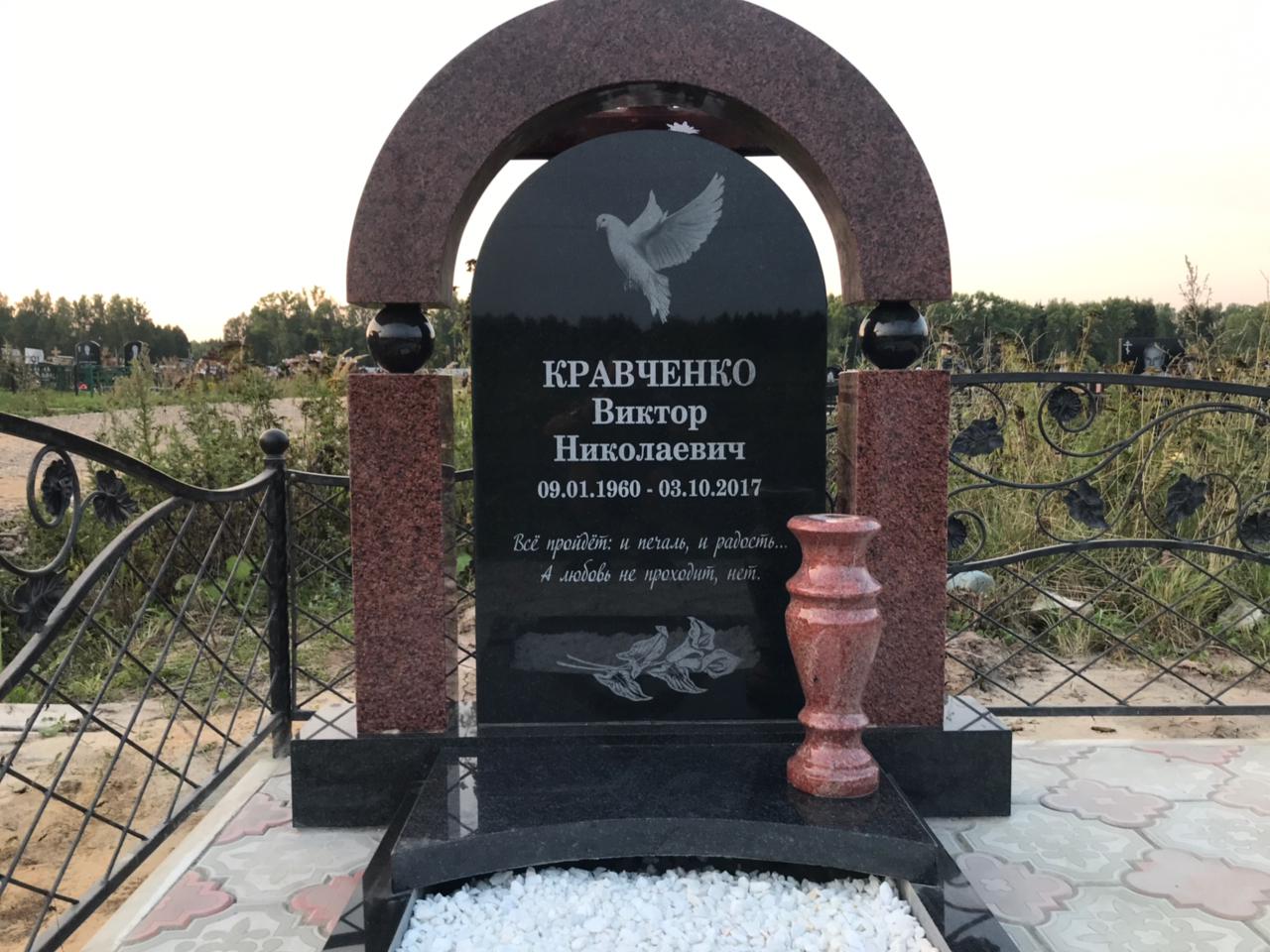 Белый голубь с расправленными крыльями – гравировка на памятнике из гранита