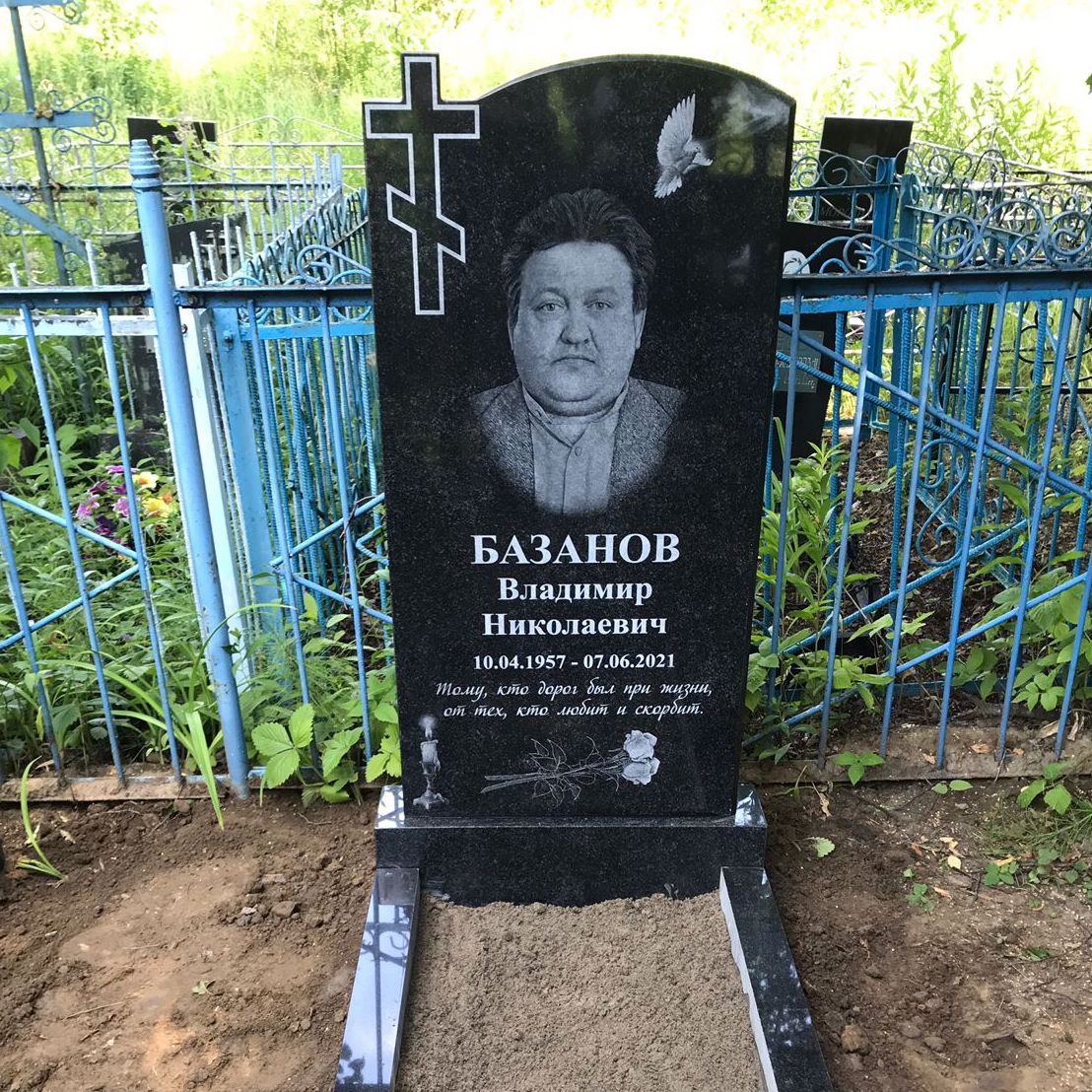 Два летящих голубя для семейного памятника – художественная гравировка на граните