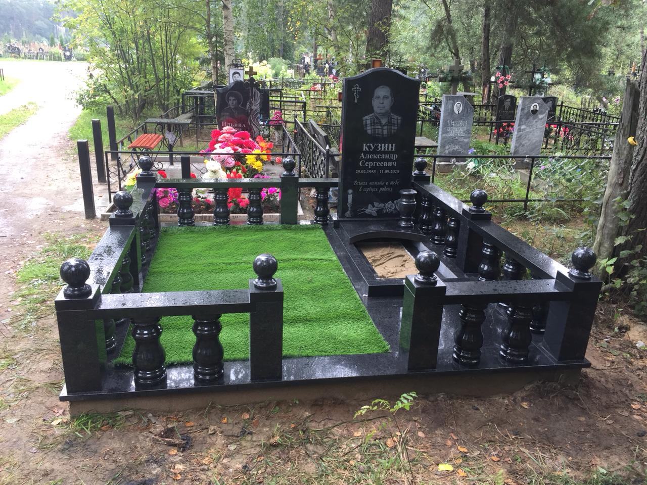 Цоколь на могилу с перилами 22152