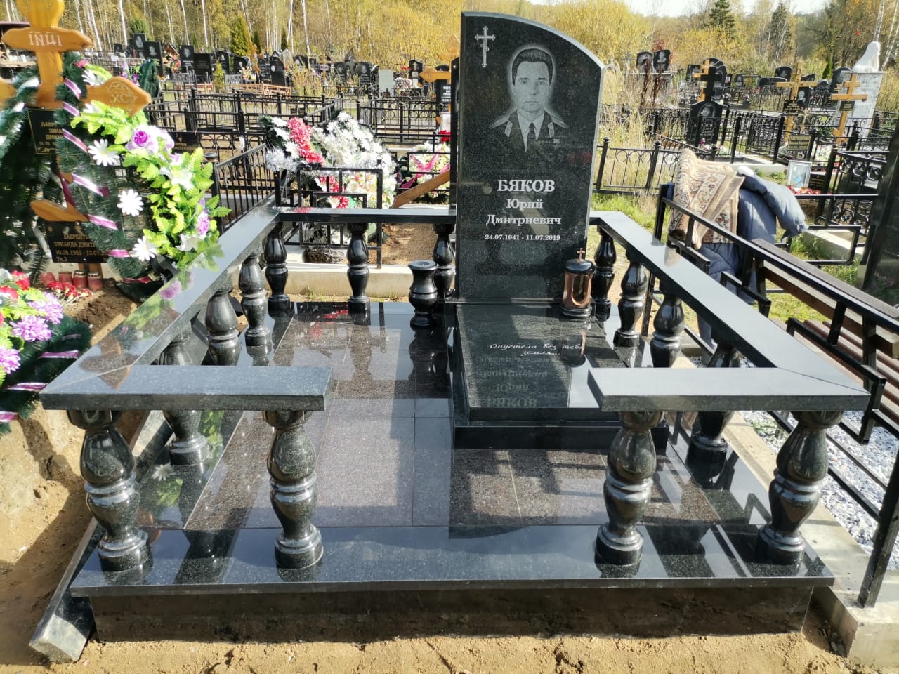 Цоколь на могилу с перилами 22152
