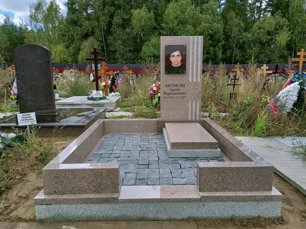 Мемориальный комплекс на Ястребковском кладбище Мемориальный комплекс на Ястребковском кладбище