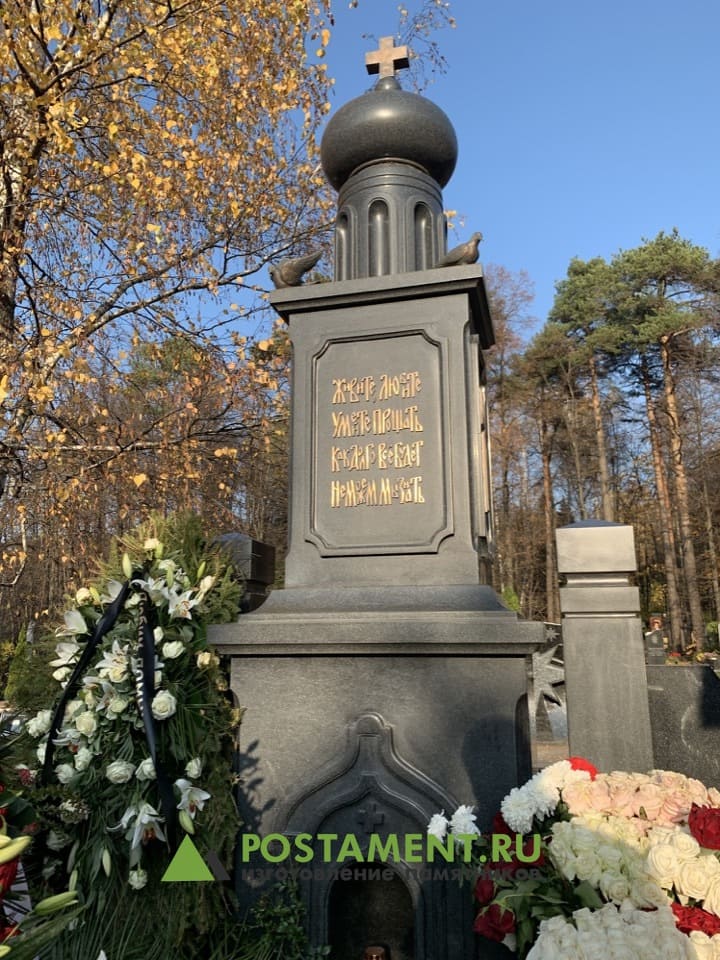 Памятник-часовня из гранита габбро