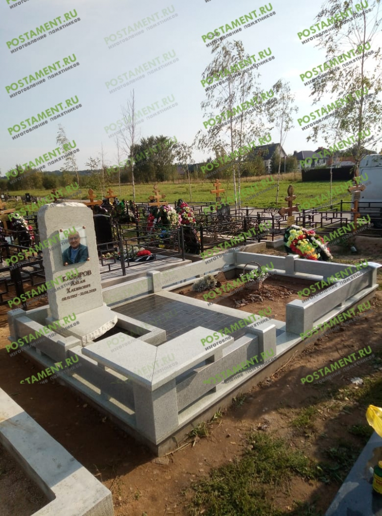 Мемориальный комплекс из гранита с памятником, цоколем и скамейкой