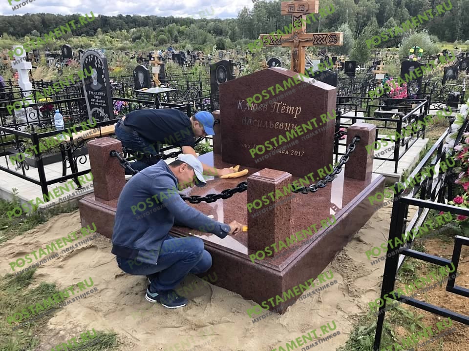 Монтаж памятника установщиками Постамент.ру