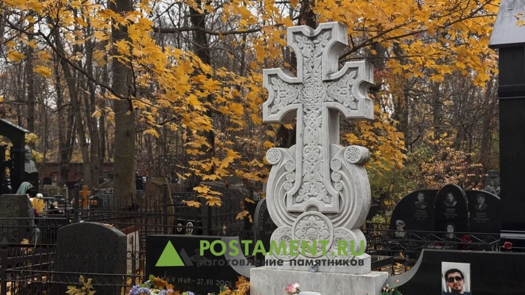 Армянский хачкар на кладбище Армянский хачкар на кладбище