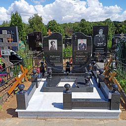 Белая плитка из мрамора Коелга на кладбище