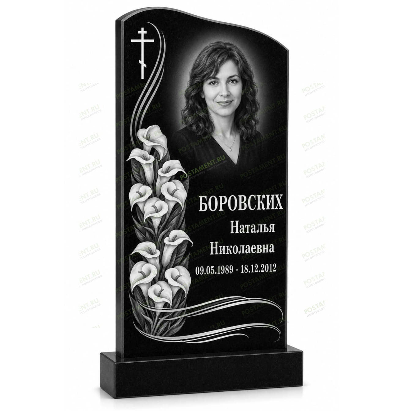Художественное оформление памятника с портретом, православным крестом и цветами каллы. 
