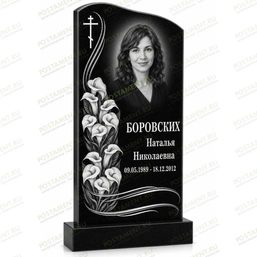 Художественное оформление памятника с портретом, православным крестом и цветами каллы. 