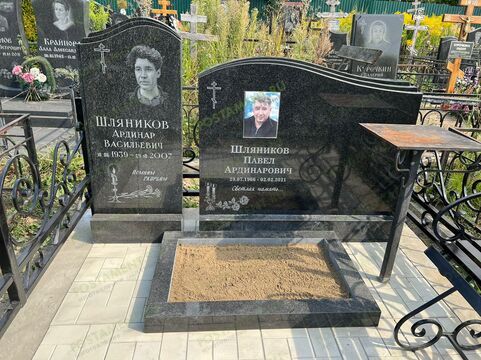 Свечи с розами на памятнике гравировка