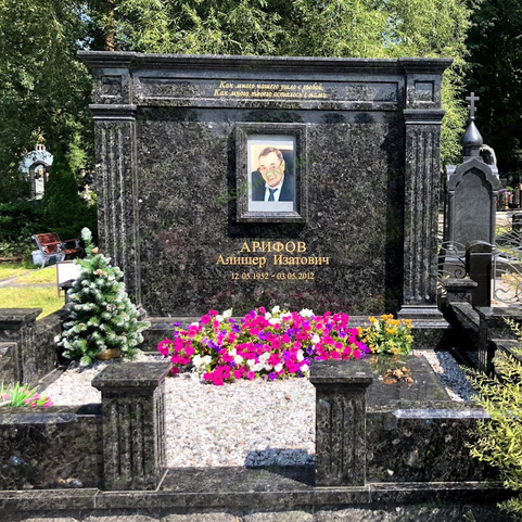 Памятник с пилястрами на могилу № 18610