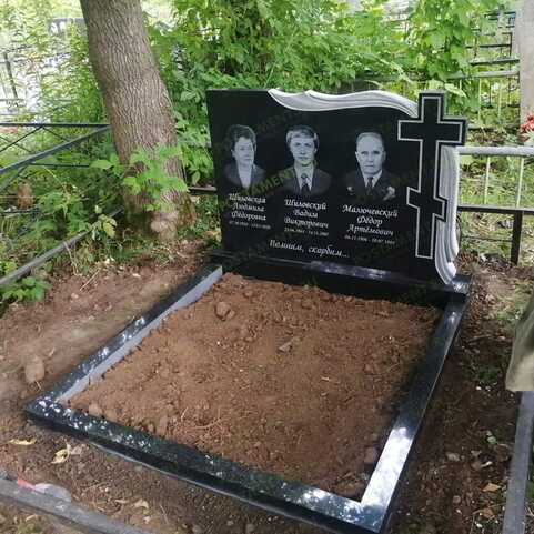Памятник 15400 на троих