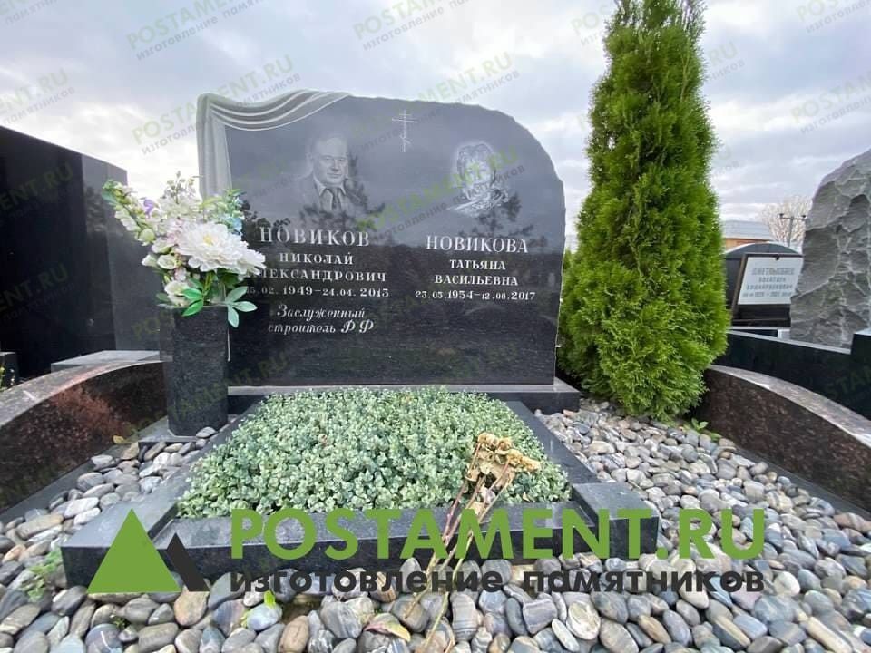 Памятник с цветником с кубиками