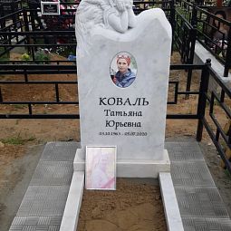 Ангелок с крыльями из гранита памятник