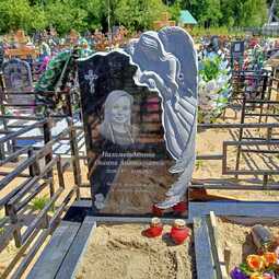 Скульптура ангела с крыльями памятник