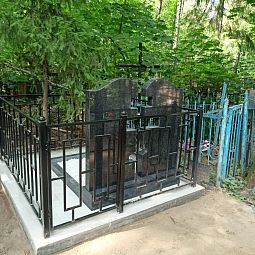 Высокая ограда на могилу