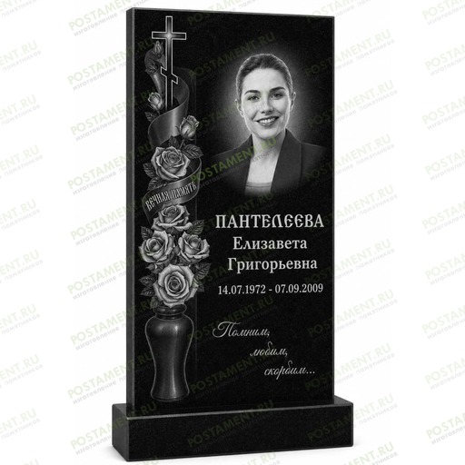Художественное оформление памятника с православным крестом, вазой с розами, траурной лентой и портретом. 