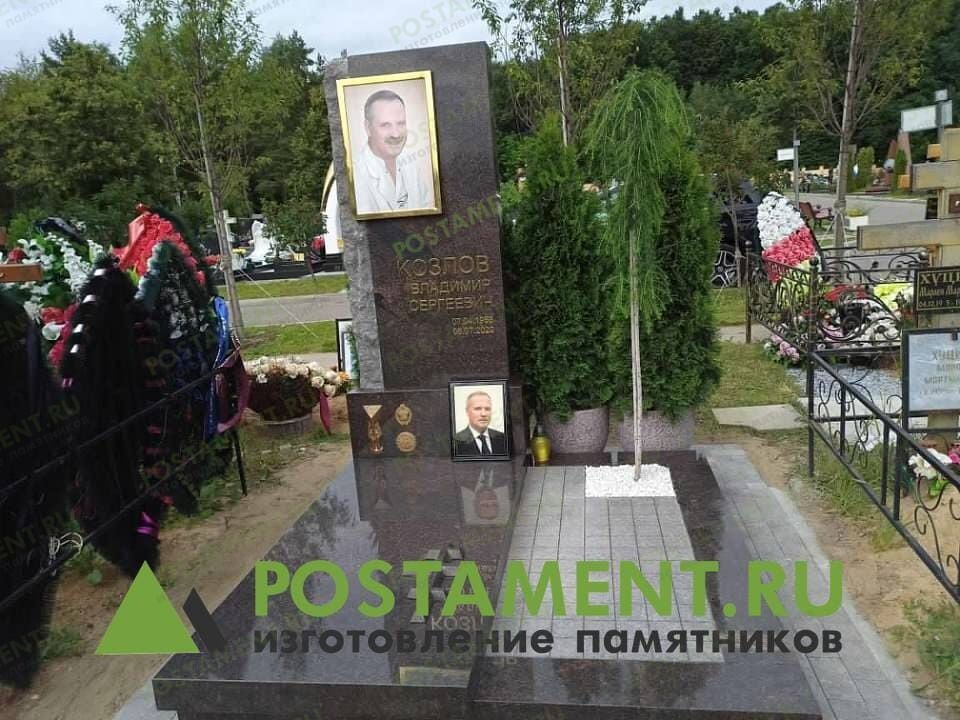 Закрытый цветник из Дымовского гранита