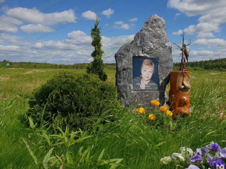 Валун из гранита Гранатовый Амфиболит