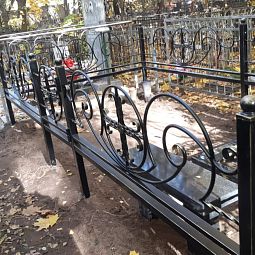 Кованая ограда с крестом