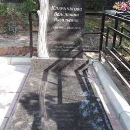 памятник с дубовыми листьями