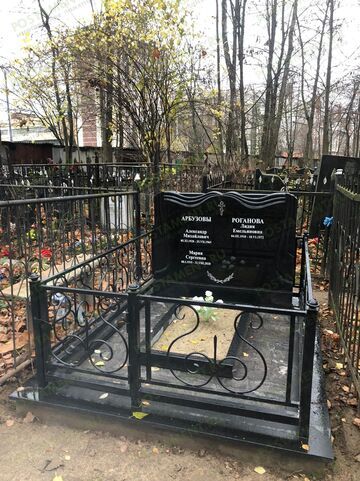 Брусчатка на кладбище Амфиболит