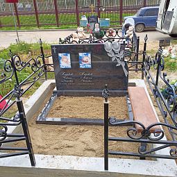 Памятник на могилу с крестом и розами