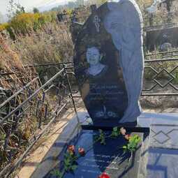 Памятник ангел с крыльями