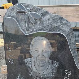 Памятник детский со стрекозой