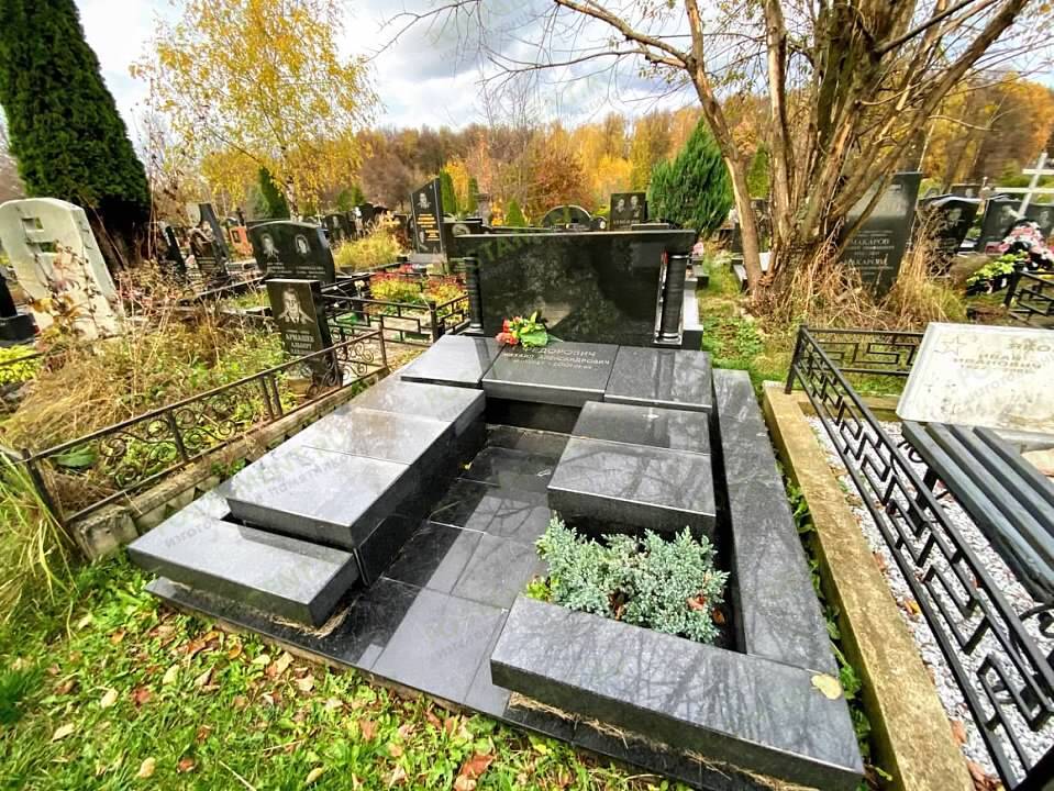 Комплекс с плитами под урны