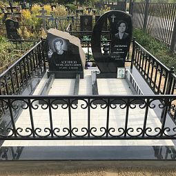 Высокий цоколь на могилу с оградой 22162