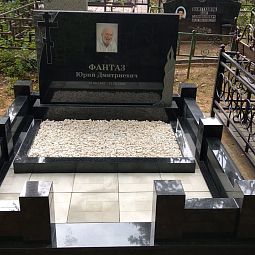 Памятник со свечой и крестом на могилу