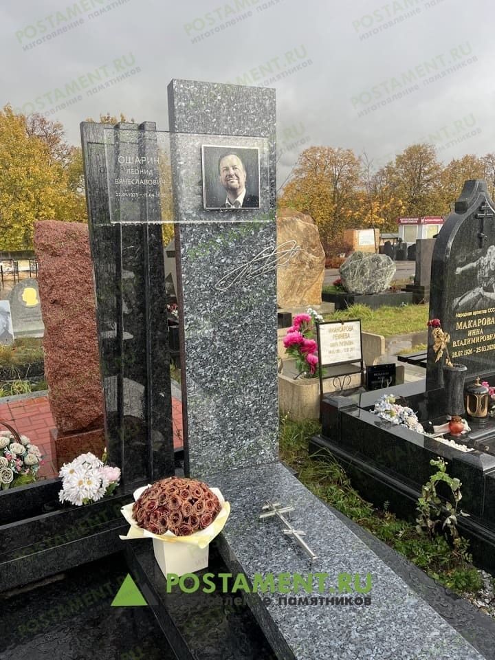 Памятник со стеклом и гранитом Блю Перл