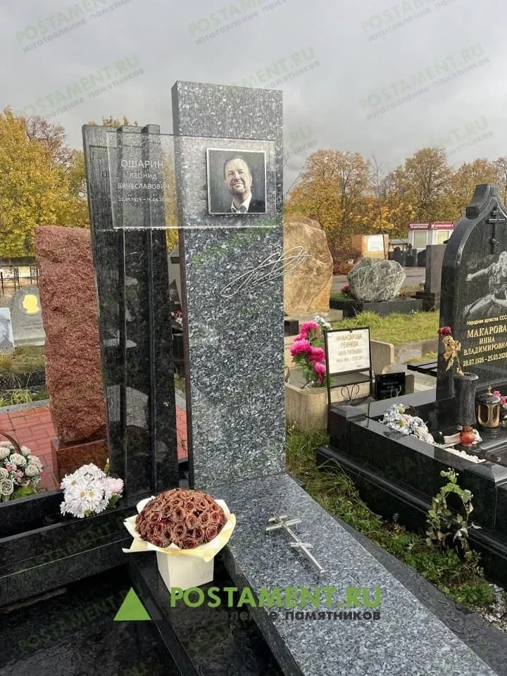 Памятник со стеклом и гранитом Блю Перл