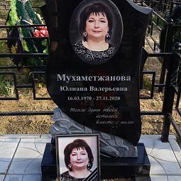 Памятник с розами гранитными