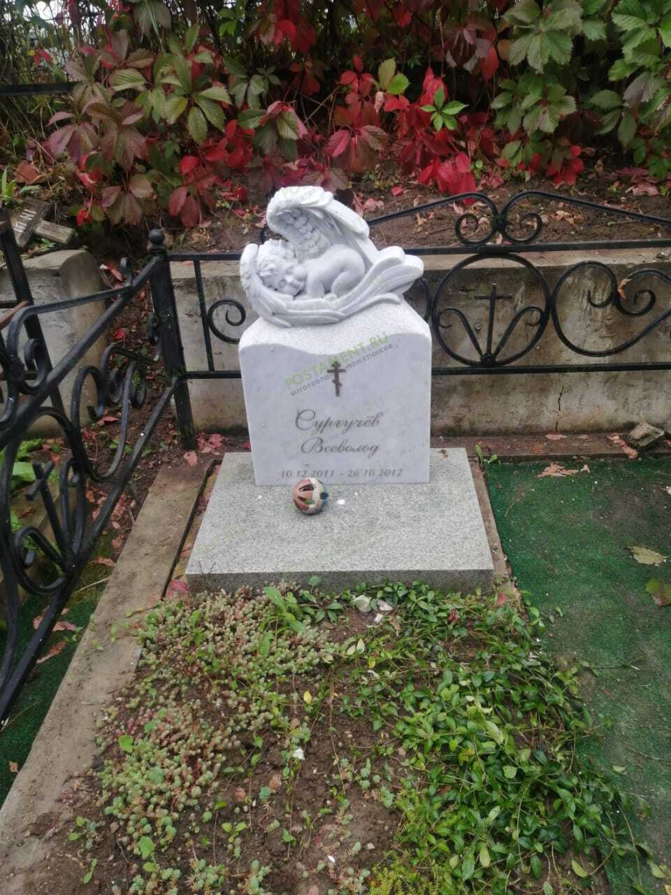 Памятник ребенку, резной ангелок из мрамора Коелга