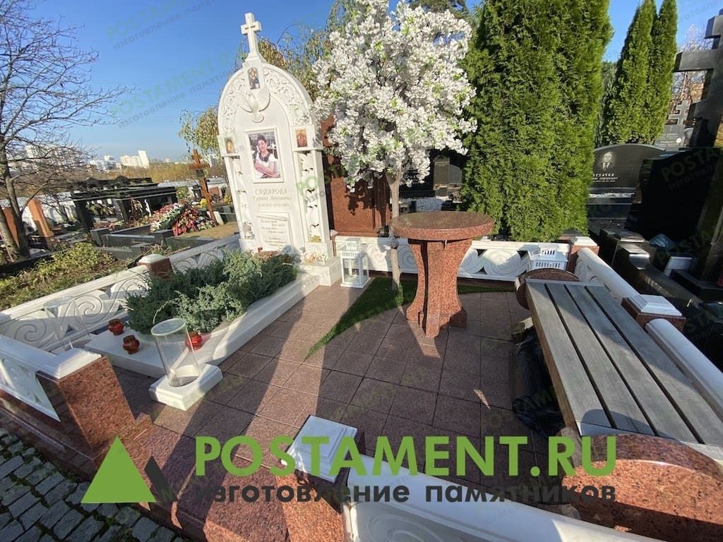 Цветник и цоколь из мрамора фото