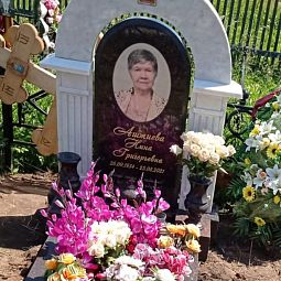 Памятник аркой с пилястрами на могилу