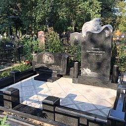 Ангелок с крыльями из гранита памятник