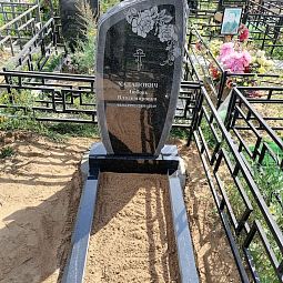 памятник корка с цветами