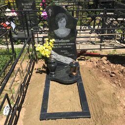 Памятник с розами гранитными
