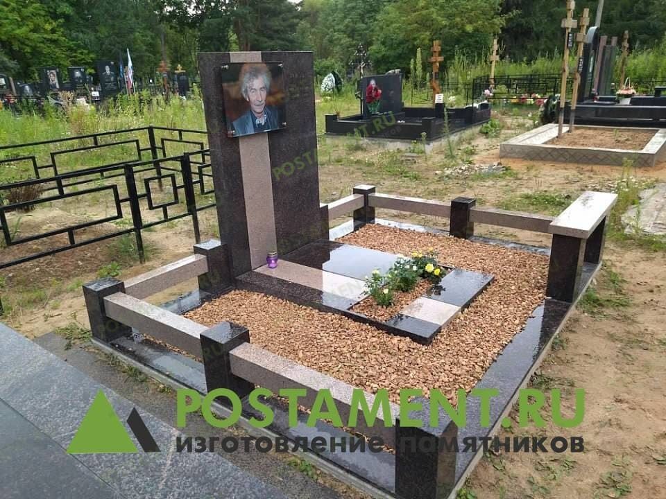 Памятник с цветником из Дымовского и Куртинского гранитов