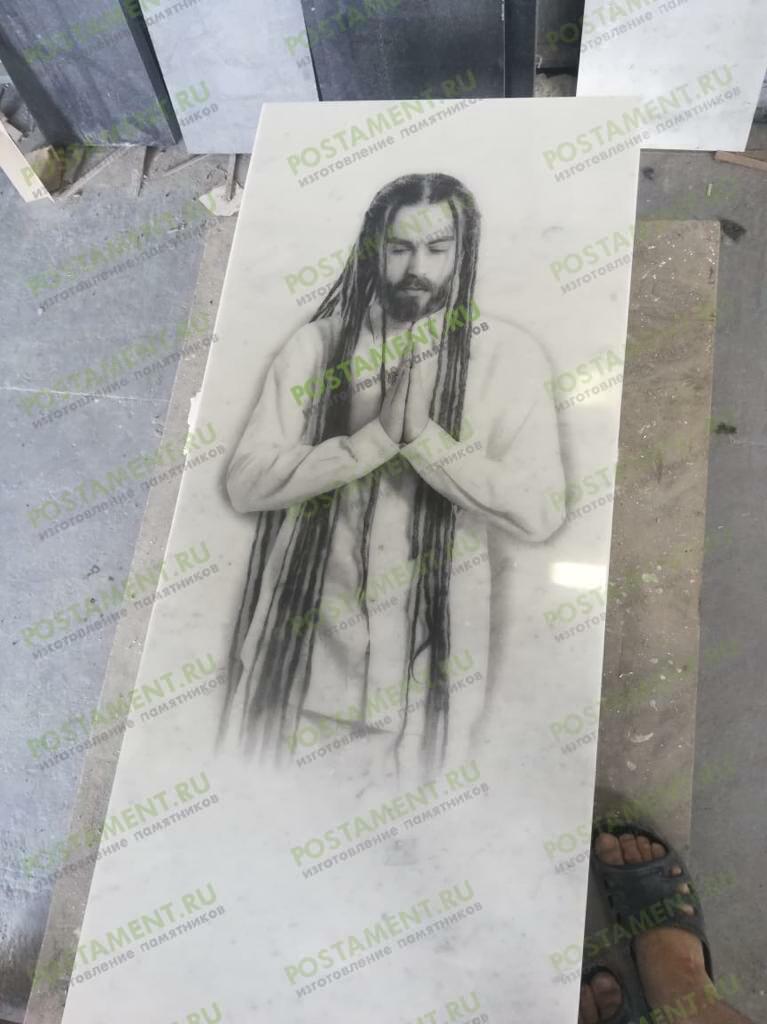 Портрет Децла на памятнике